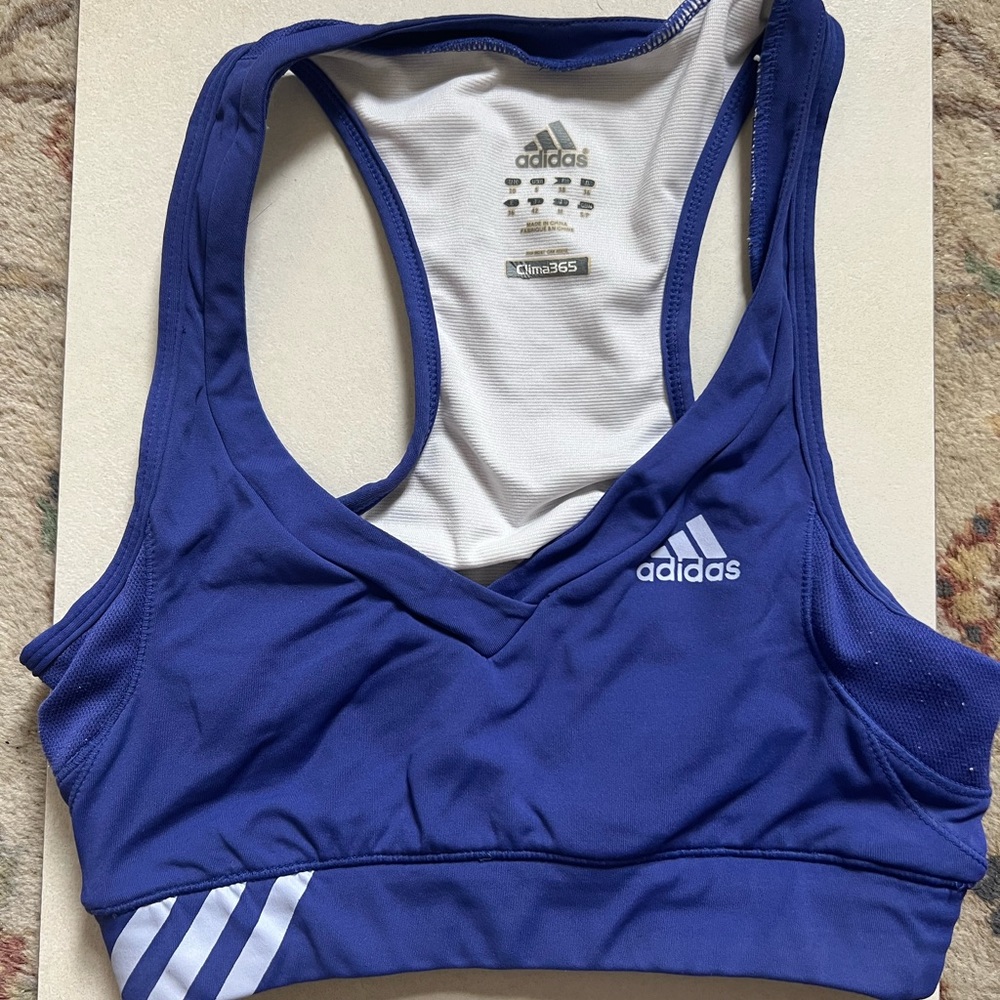Adidas sports bra in good condition. Some pilling under the arms (see photos).